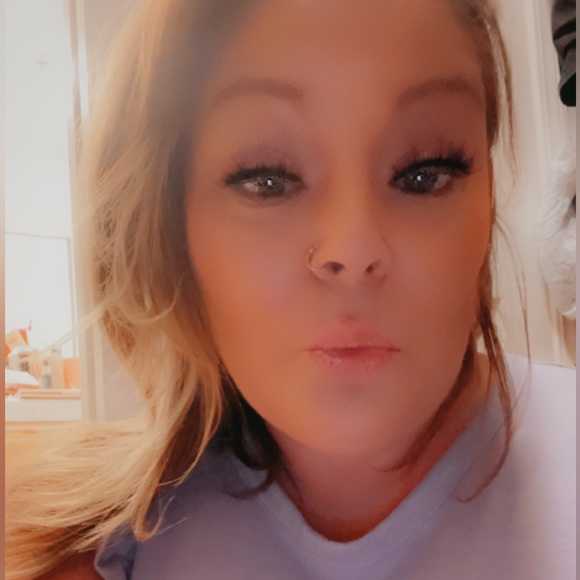 Meet your Posher, Jennifer! 💋 - Picture 2 of 6